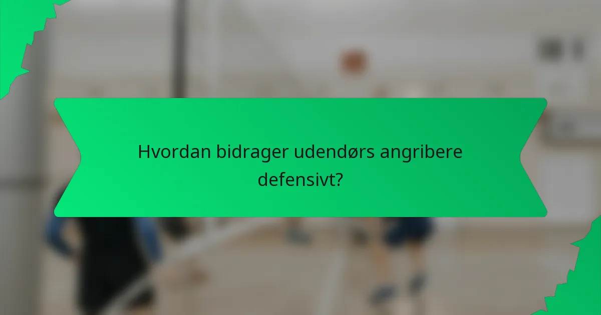 Hvordan bidrager udendørs angribere defensivt?